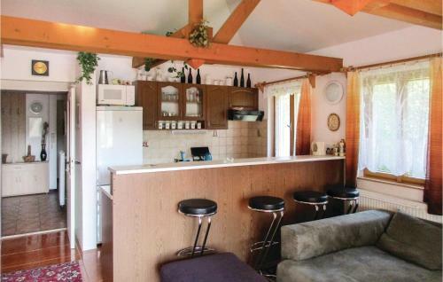 Three-bedroom Holiday Home In Velke Popovice