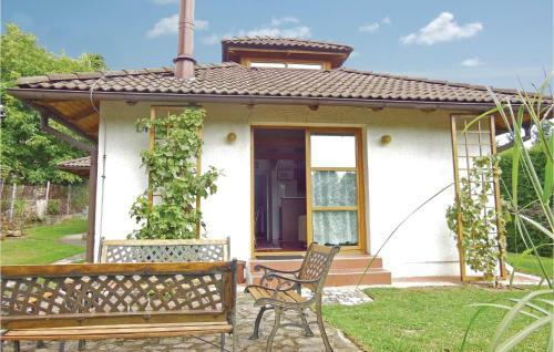Three-bedroom Holiday Home In Velke Popovice