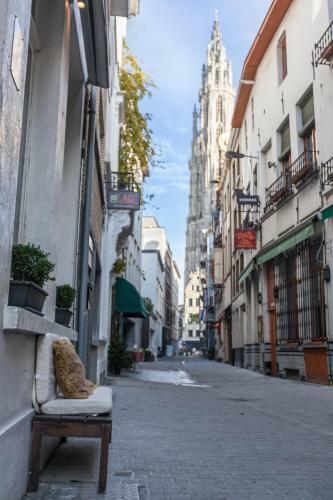 Hotel Diamonds And Pearls