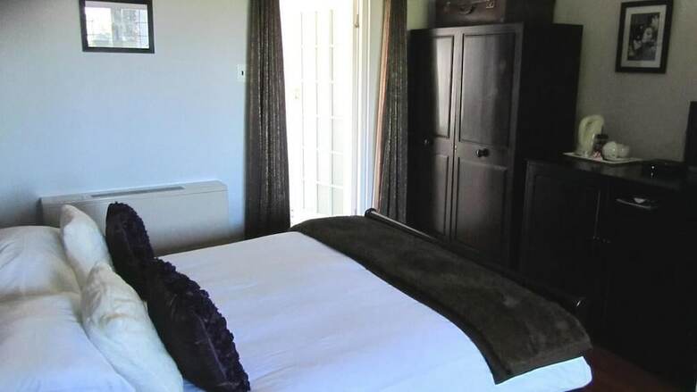 Hostal Cape Riviera Guesthouse