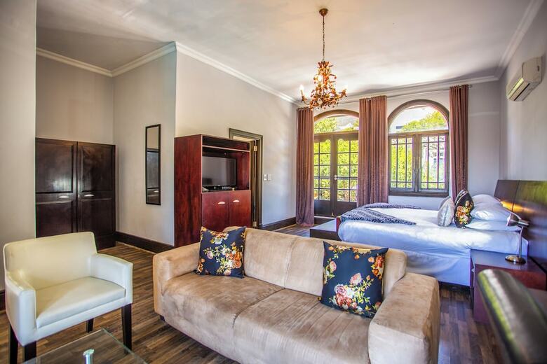 Hostal Cape Riviera Guesthouse