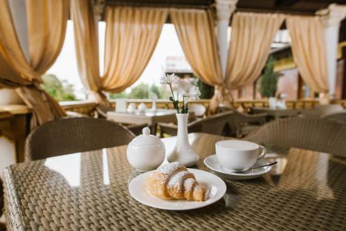 Hotel Golden Crown