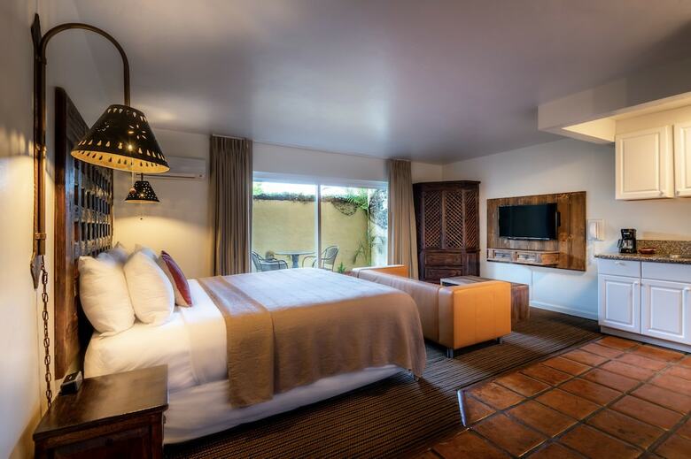 Pepper Tree Hotel