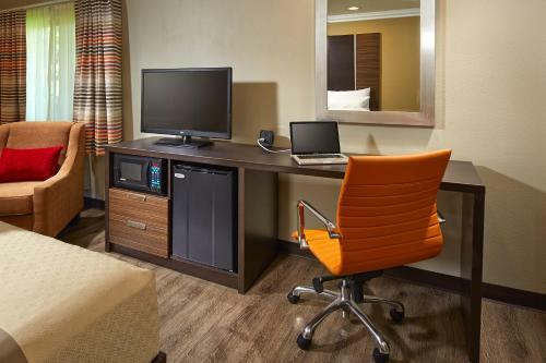 Hotel Eden Roc Inn & Suites