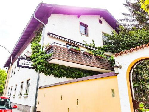 Hostal Helenental Pension & Apartments