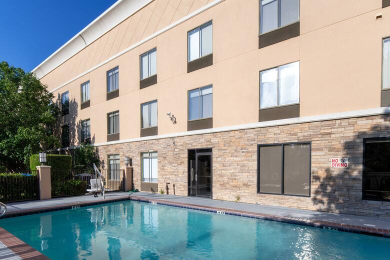 Holiday Inn Express Hotel & Suites Arlington (i-20-parks Mall)