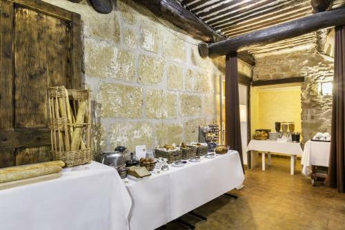 Hotel Logis Domaine De Roquerousse