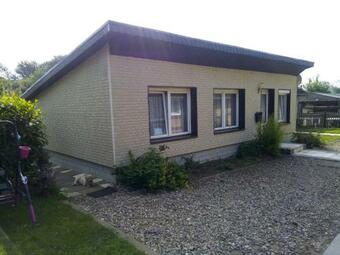 Spacious Bungalow Near Sea In Grundshagen