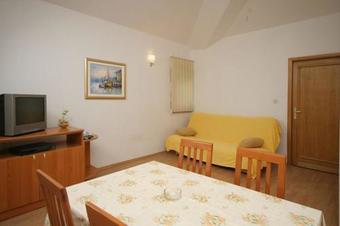 Two-bedroom Apartment In Okrug Gornji I