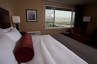 Hotel Celilo Inn