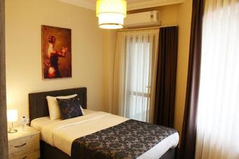 12 Rooms Hotel