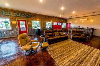 P.m. Lake Lodge