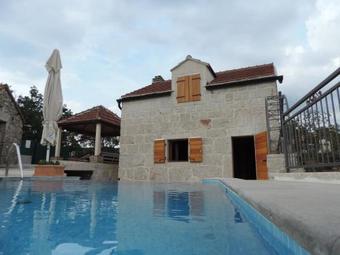Villa Mons