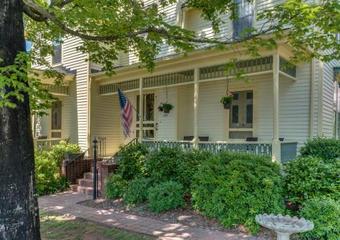 Bed & Breakfast Carrier Houses Inn
