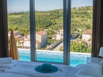 Contemporary Villa With Swimming Pool In Momjan