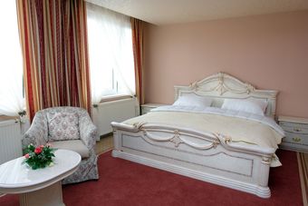Hotel B�l� R??e