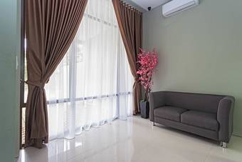 Hotel Reddoorz Near Lippo Village