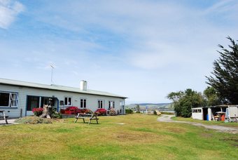 Hostal Surat Bay Lodge & Backpackers Hostel