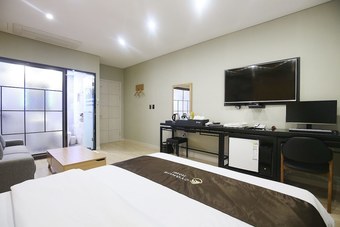 Cygnus Hotel