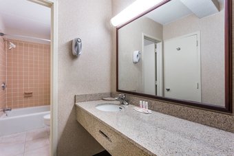 Hotel Ramada By Wyndham Triangle/quantico