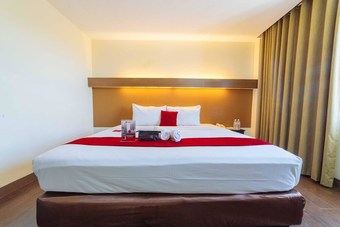 Hotel Reddoorz Premium @ The Ritz Garden Oases