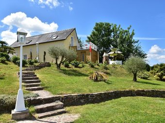 Stunning Holiday Home In Quin�villa Near Beach
