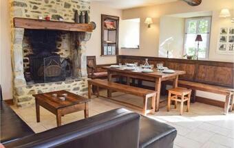 Four-bedroom Holiday Home In Monthuchon