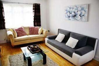 Hostal (29ew-13) Dreams Serviced Accommodations- Staines/heathrow