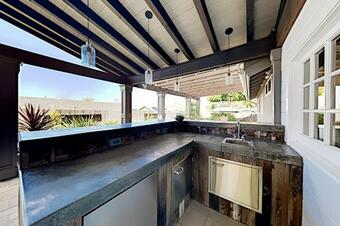 Backyard Oasis - Outdoor Kitchen, Bar & Billiards Home