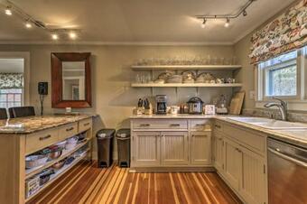 Cozy Litchfield House With Fenced-in Yard And Fire Pit