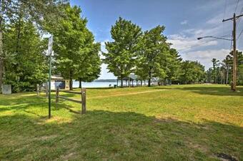 Apartamento Studio Apt With Shared Beach-steps To Suttons Bay!