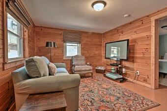 Secluded Marshall Cottage With Hot Tub And Mtn Views!