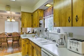Cozy Grants Pass Home - Walk To Rogue River!