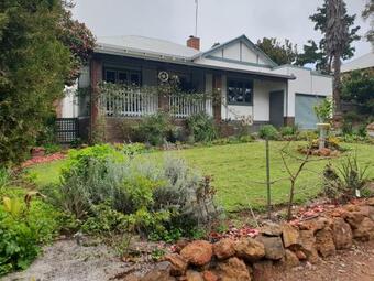 Walnut Cottage - 2 Bedroom Pet Friendly Country Cottage