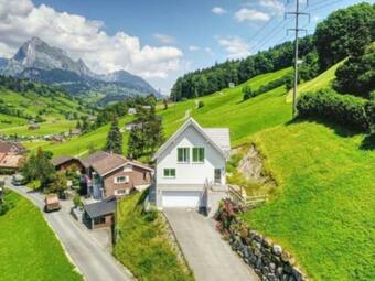 New Chalet With Breathtaking Views!