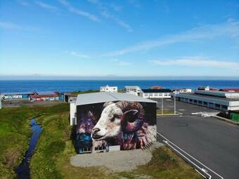 G�tuh�s: Sea View Apartment