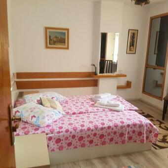 Hostal Lis House
