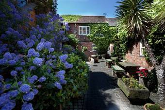 Hotel The Greyhound Coaching Inn