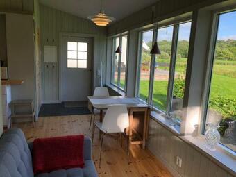 Mysig Nybyggd Stuga N�ra Hav Och Natur
