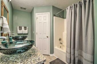 Suburban Getaway With Yard, 19 Mi To Nashville!