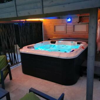 Bed & Breakfast "notre Bastide" 6 Kms De Sarlat Table D'h�tes, Piscine & Jacuzzi