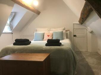 Beautiful 17th Century Coach House Off High Street