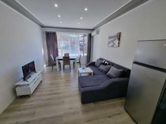 Luxury Two Bedroom Apartment With Free Parking
