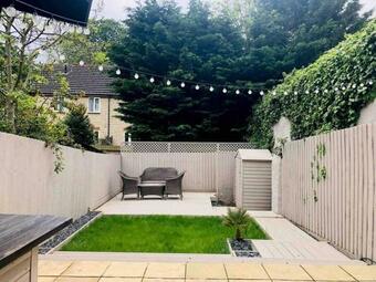 The Villas, Newly Refurbished Modern Home - Free Parking, Prime, Netflix