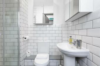 Sovereign Gate 2 - Beautifully Appointed 2 Bed 1 Bath Apartment Close To City Centre