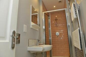 Old Chambers City Center Apartment, Spacious And Free Parking!