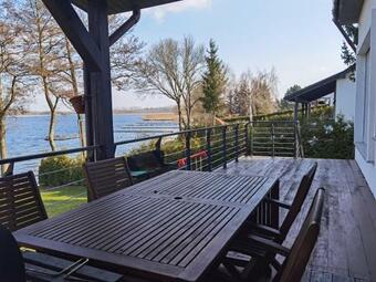 Lake House Listomie