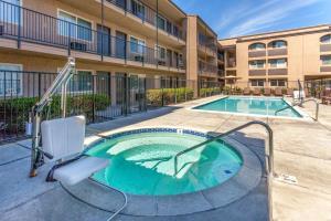 Hotel Super 8 Escondido