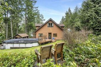Chalet Style Cottage Near Shawnigan Lake