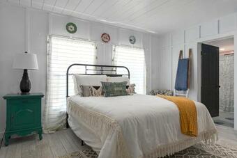 Hostal Gorgeous Bungalow With Private River Access!